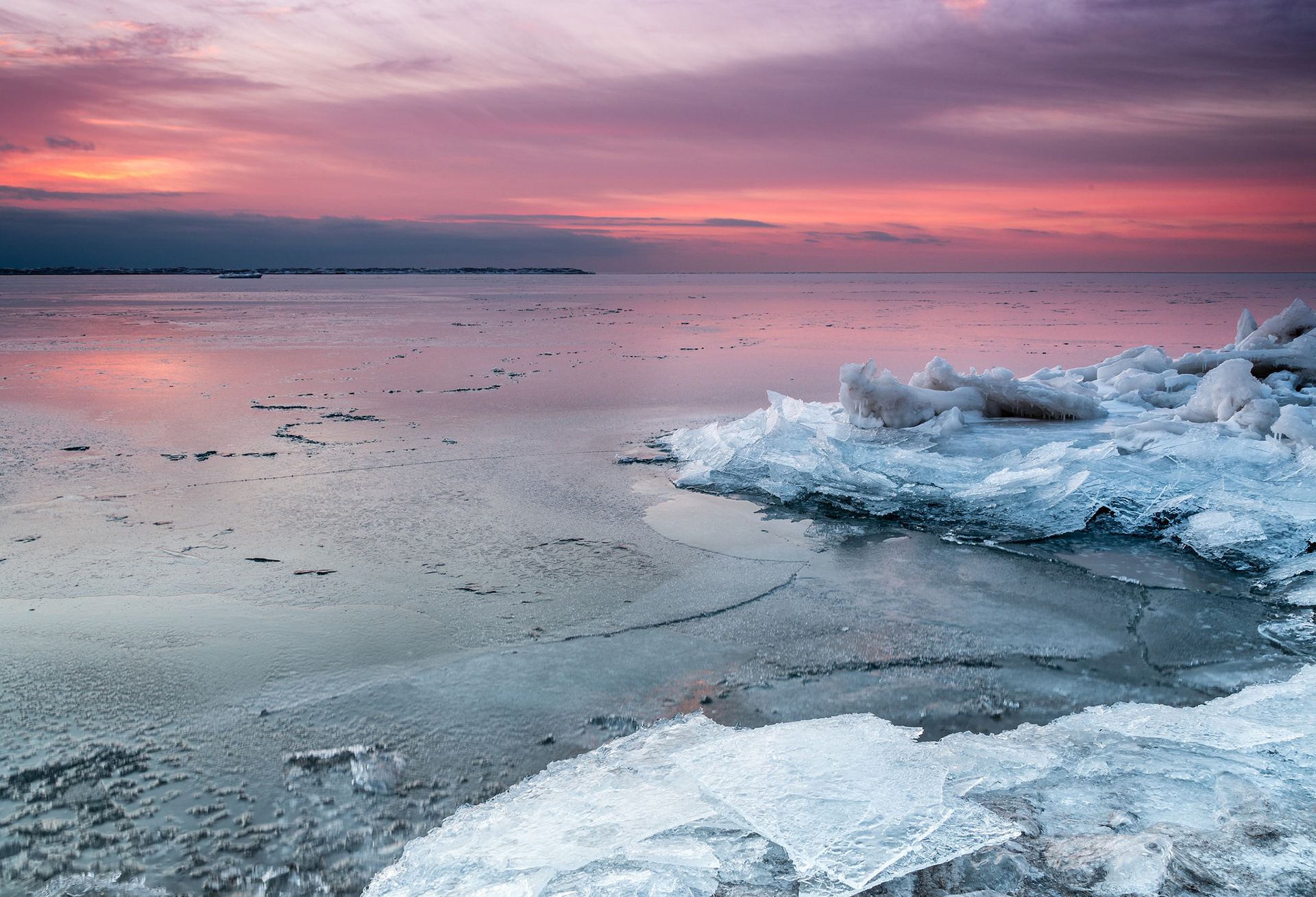 Почему не замерзает баренцево. Баренцево море льды. Лед на море. Балтийское море лед. Японское море лед.